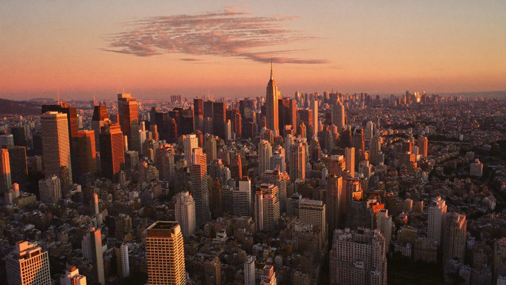 Cidade ao pôr do sol vista do alto